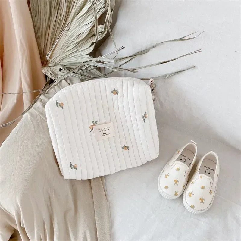 Trousse de toilette et de rangement pour vos bébés, enfants et parents. Cette trousse est idéale pour vos déplacements et vos voyages. Motif olivier
