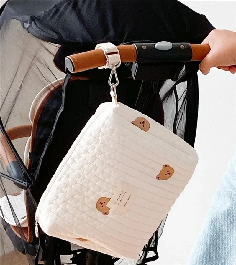 Trousse de toilette et de rangement pour vos bébés, enfants et parents. Cette trousse est idéale pour vos déplacements et vos voyages. Motif multi ours