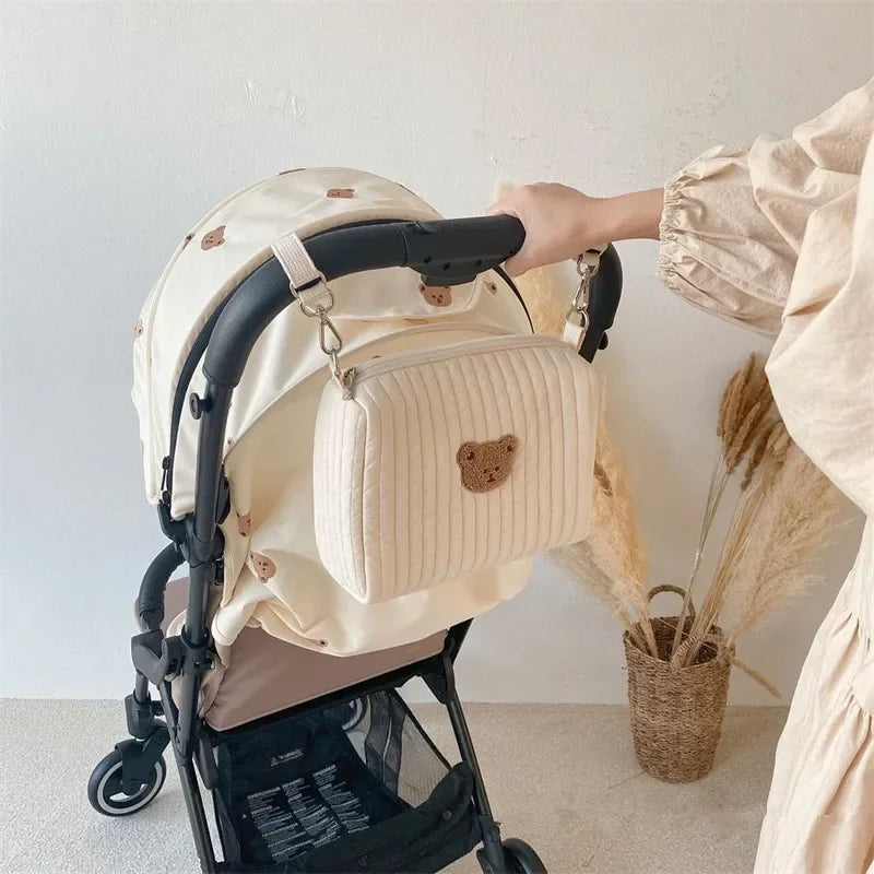 Trousse de toilette et de rangement pour vos bébés, enfants et parents. Cette trousse est idéale pour vos déplacements et vos voyages. Elle se fixe trÚs facilement sur la poussette