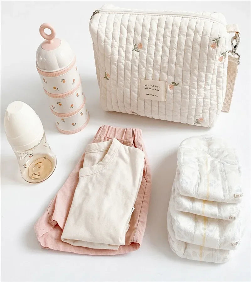 Trousse de toilette et de rangement pour vos bébés, enfants et parents. Cette trousse est idéale pour vos déplacements et vos voyages. Belle capacité de rangement