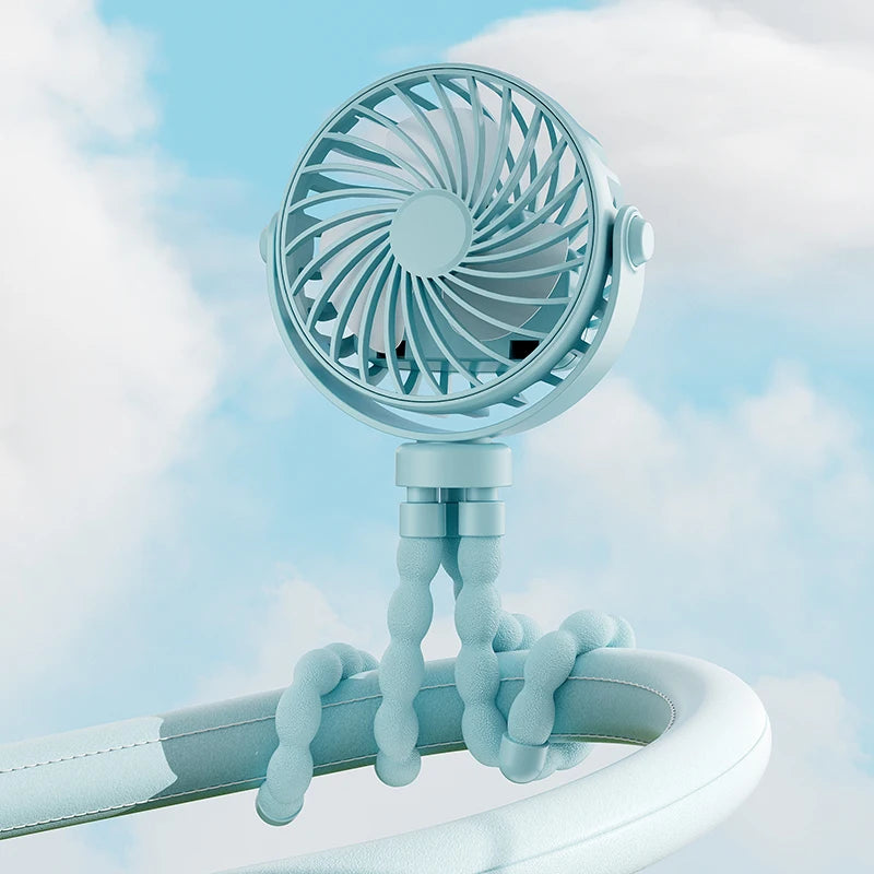 Bébé heureux dans sa poussette avec un ventilateur pour rester au frais