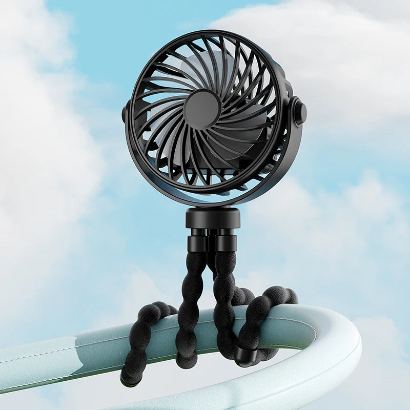Ventilateur de poussette pour bébé en fonctionnement lors d'une balade en été de couleur noir