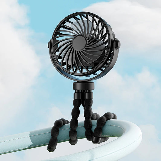Ventilateur de poussette pour bébé en fonctionnement lors d'une balade en été de couleur noir