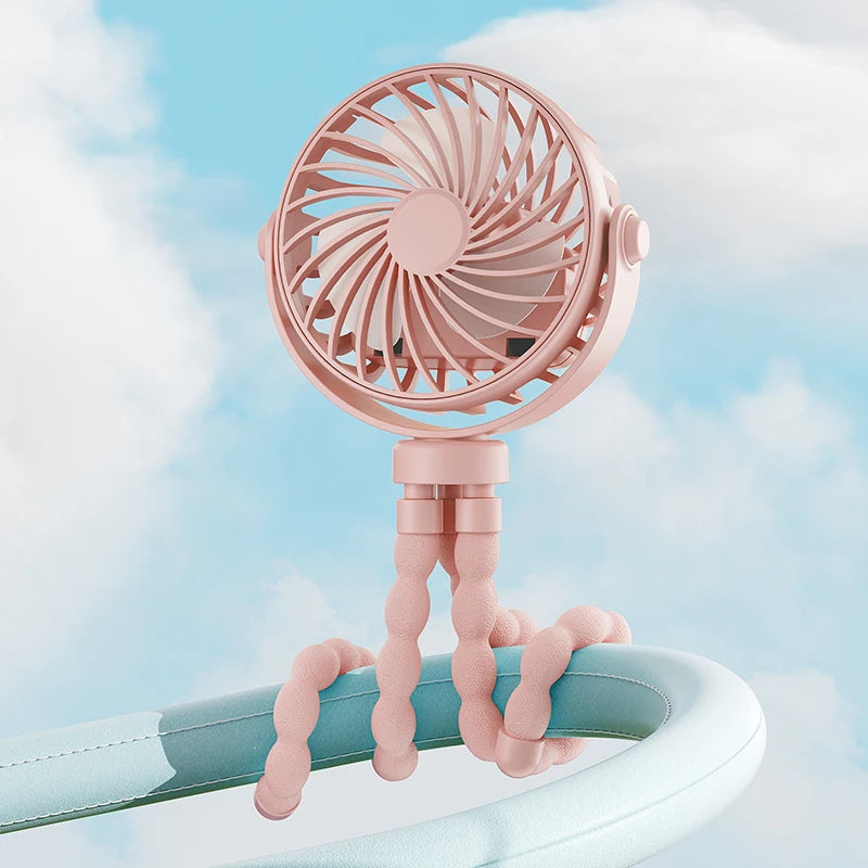 Petite ventilateur portable accroché à une poussette, idéal pour rafraichir bébé de couleur rose