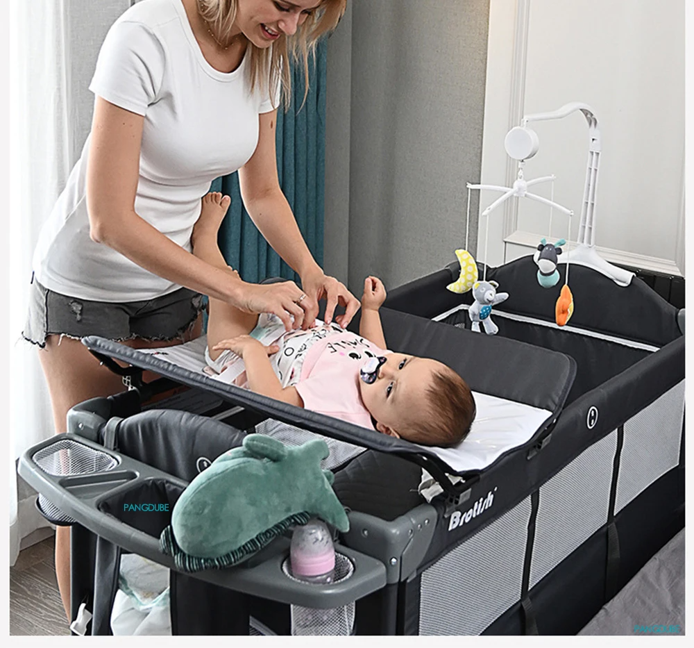 3 en 1 ce lit parapluie pour bébé est super pratique, équipé en autre d'une table de change sécurisée.