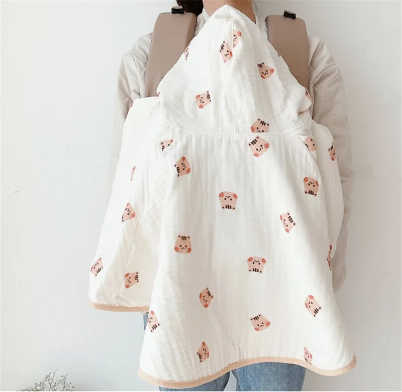 Cape, couverture pour bébé super pratique. Idéal pour les promenades en porte bebe. Idéal pour le voyage thème écureuil
