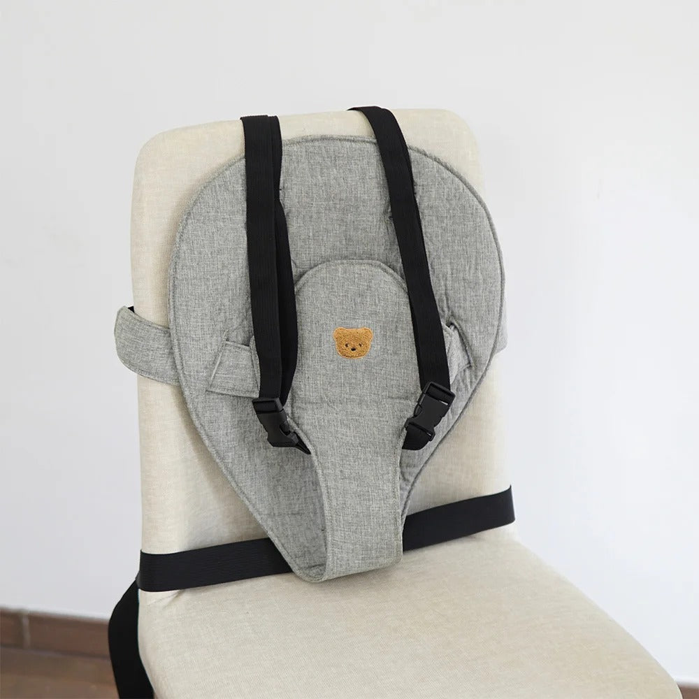 Détail du réglage de la ceinture pour s'adapter à la taille de bébé
