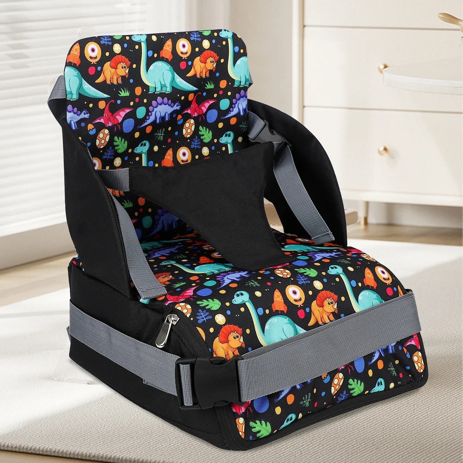Chaise bébé portable utilisée au restaurant ou en voyage pour les repas