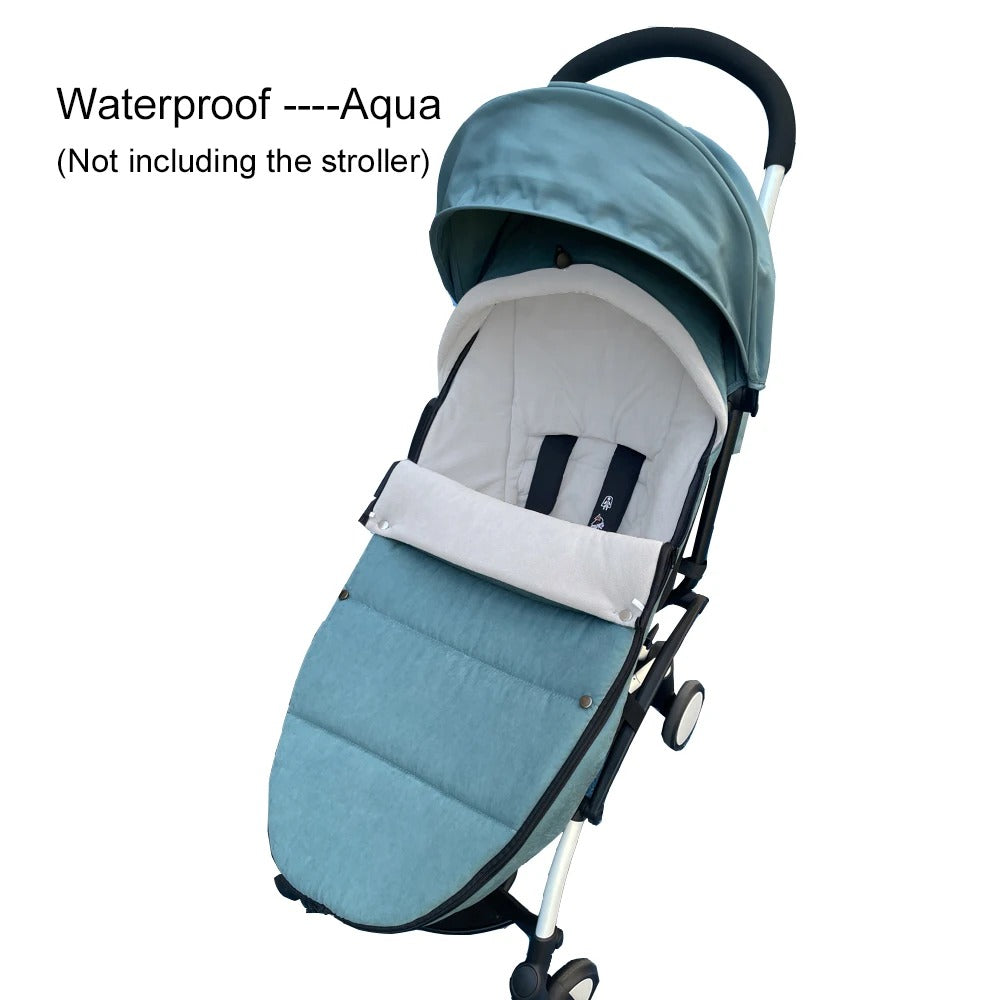 Bébé bien au chaud dans une chancelière bleu coupe-vent