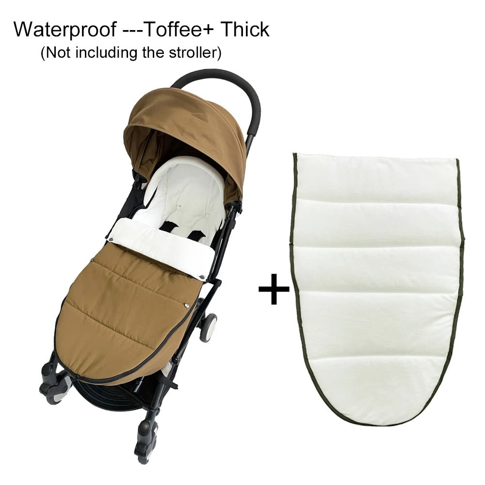 Bébé bien au chaud dans une chancelière taupe coupe-vent avec sa doublure supplémentaire