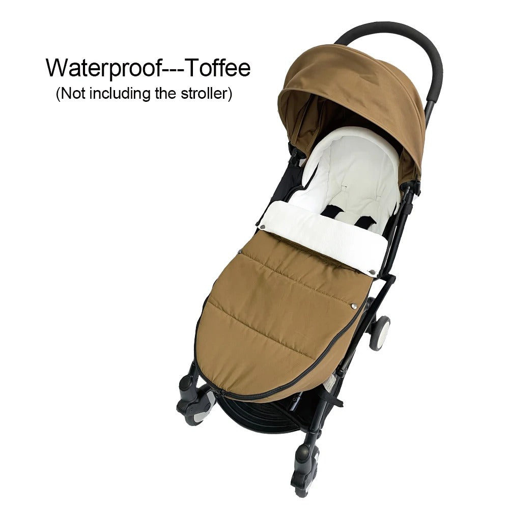 Bébé bien au chaud dans une chancelière taupe coupe-vent