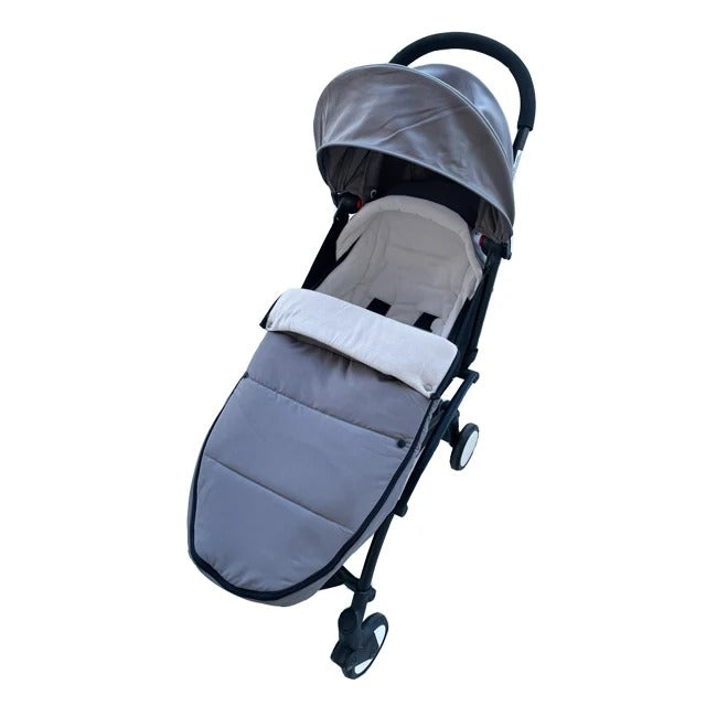 Bébé bien au chaud dans une chancelière grise coupe-vent