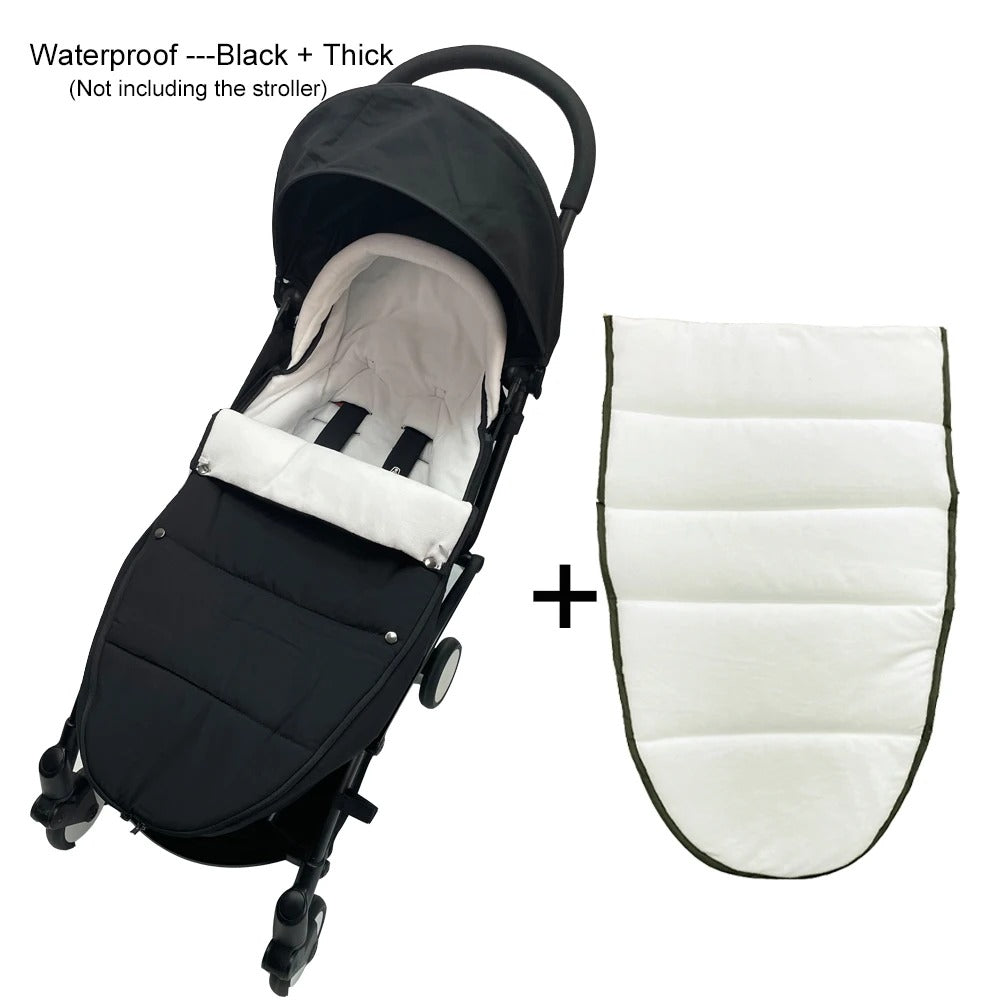 Bébé bien au chaud dans une chancelière noire coupe-vent avec sa doublure supplémentaire