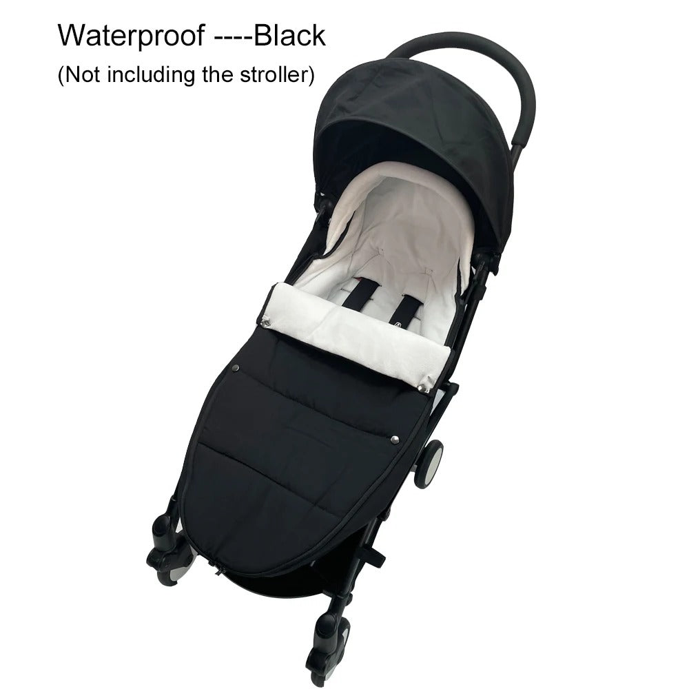Bébé bien au chaud dans une chancelière noire coupe-vent 