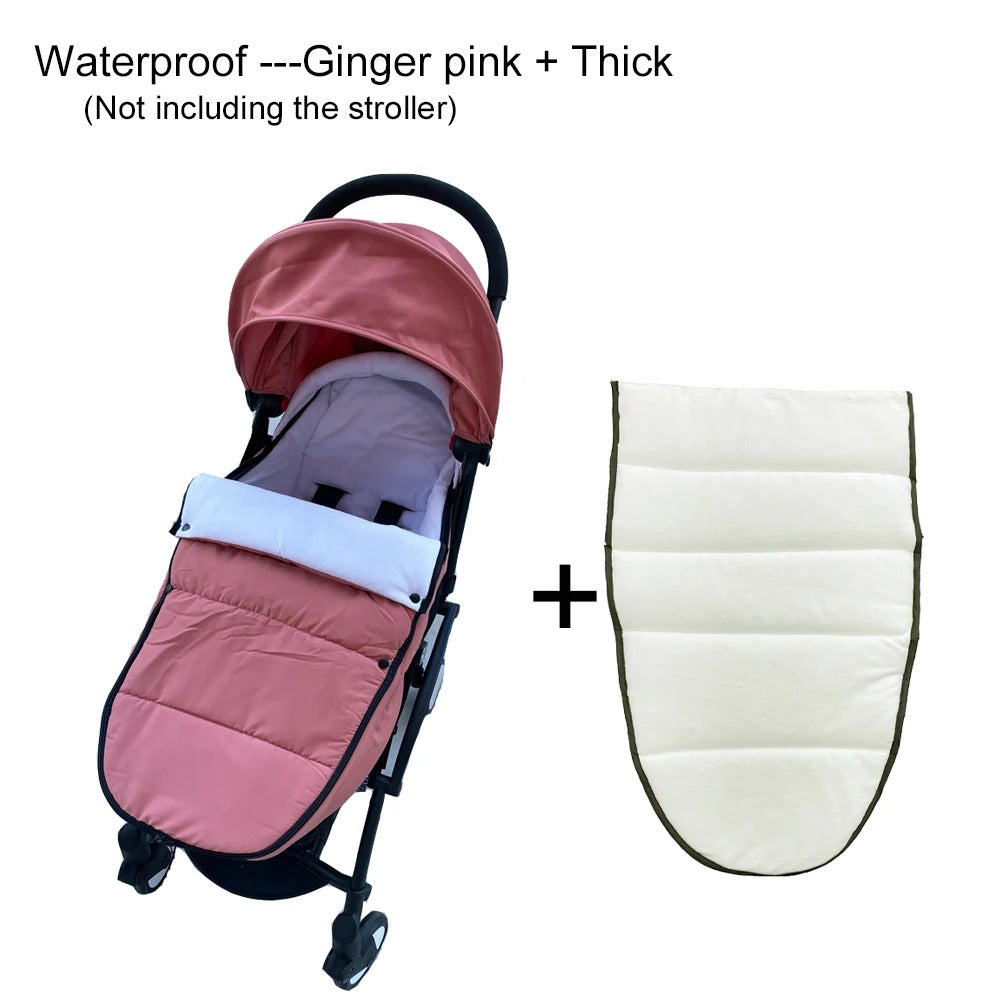 Bébé bien au chaud dans une chancelière rose coupe-vent avec sa doublure supplémentaire
