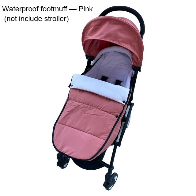 Bébé bien au chaud dans une chancelière rose coupe-vent