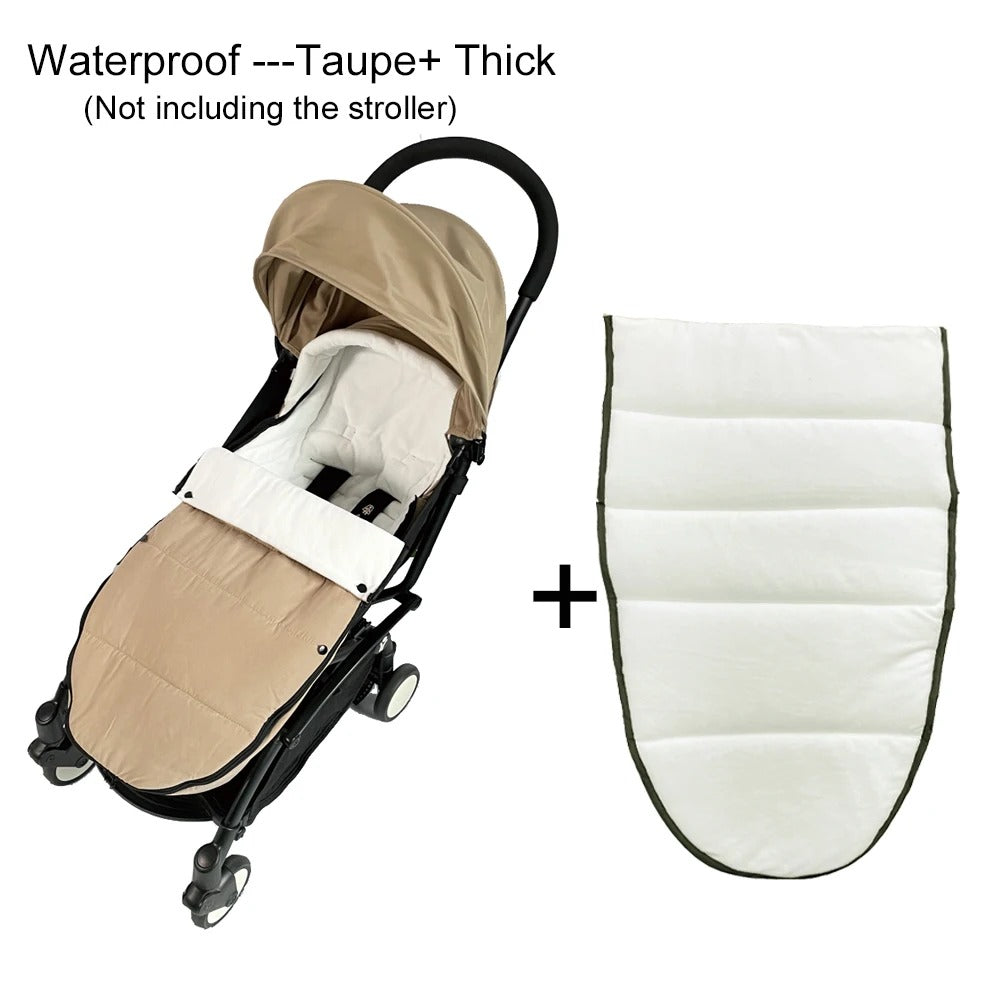 Bébé bien au chaud dans une chancelière beige coupe-vent avec sa doublure supplémentaire