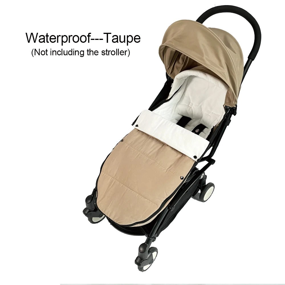 Bébé bien au chaud dans une chancelière beige coupe-vent 