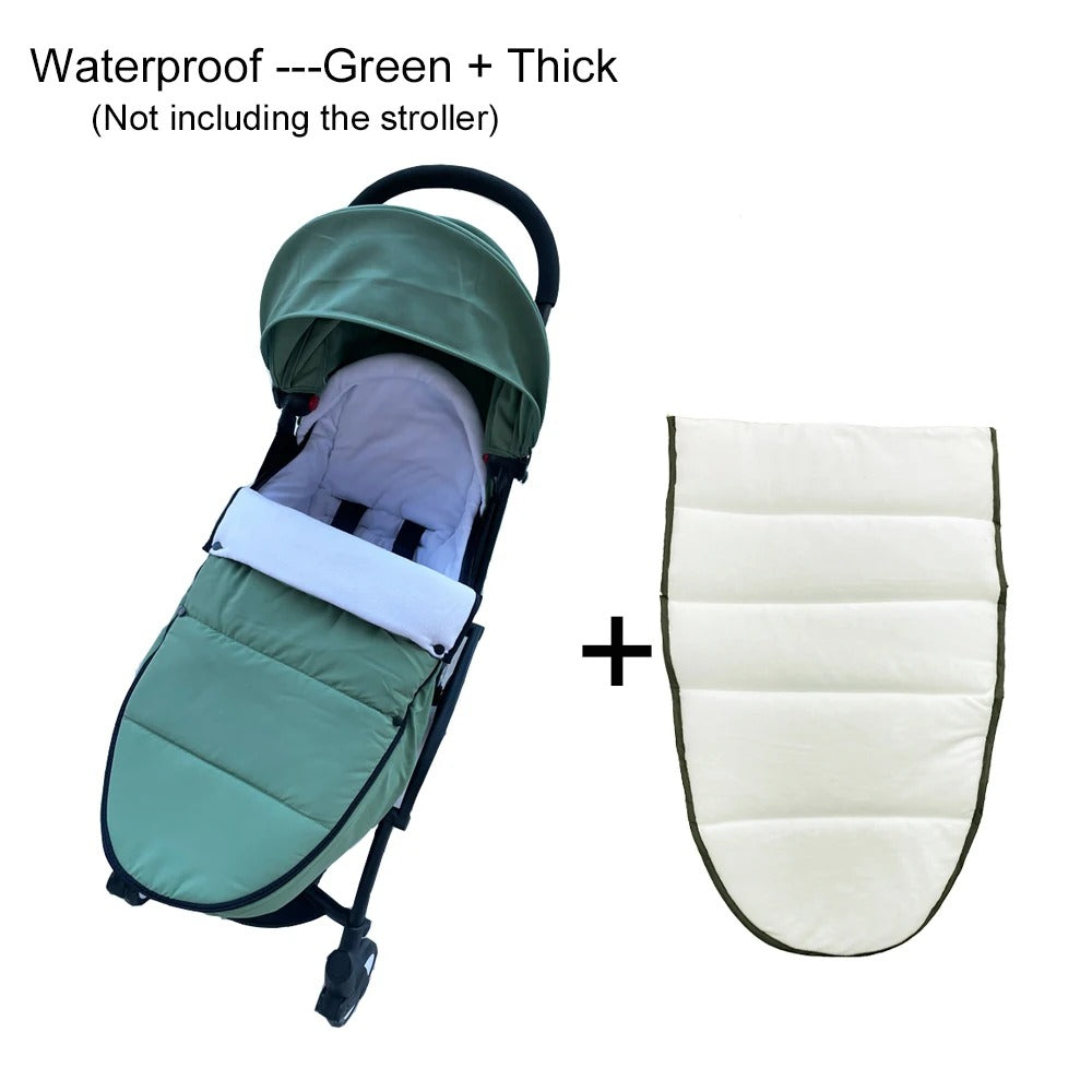 Bébé bien au chaud dans une chancelière vert coupe-vent avec sa doublure supplémentaire