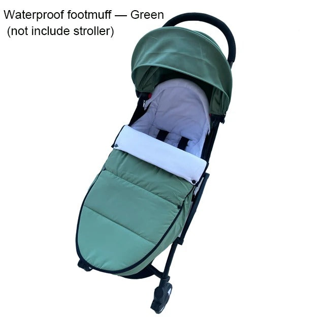 Bébé bien au chaud dans une chancelière vert coupe-vent 