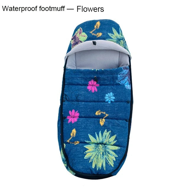Bébé bien au chaud dans une chancelière florale coupe-vent 