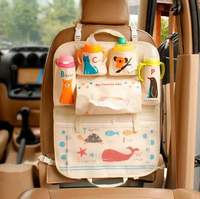 Organisateur de siège voiture pour enfant en utilisation pendant un voyage en famille
