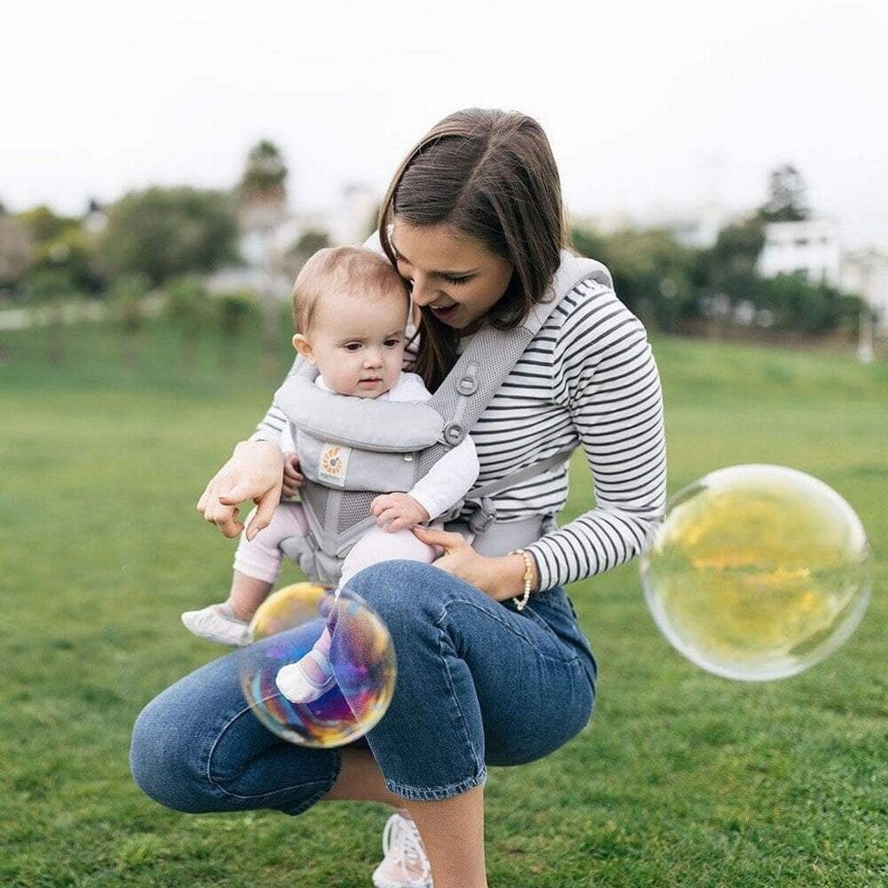 Porte Bébé - BreathBabyBag™ - Gris - Mon bébé baroudeur