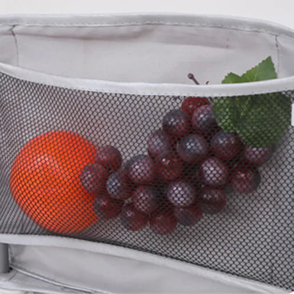 Rehausseur pliant et transportable. Une chaise pliable idéale pour les repas de bébé. Très pratique par son plateau et sa poche de rangement. Au top pour l'intérieur, l'extérieur et les voyages