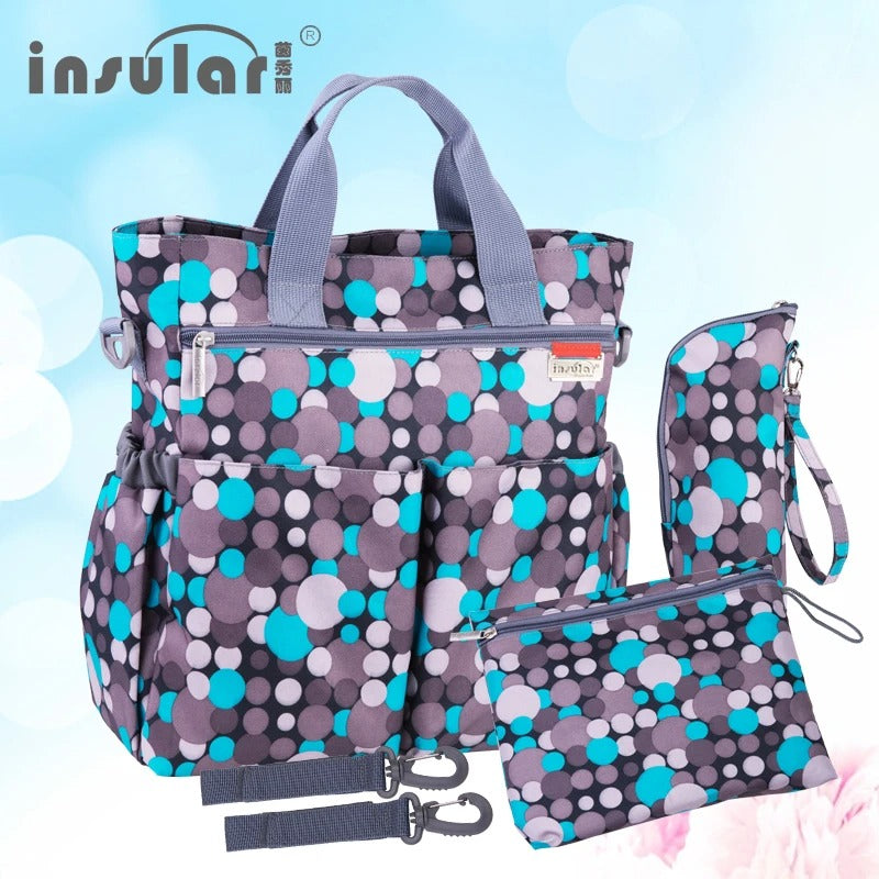 Sac à langer Mama Bag utilisé par une maman pendant une sortie en ville modèle coloré