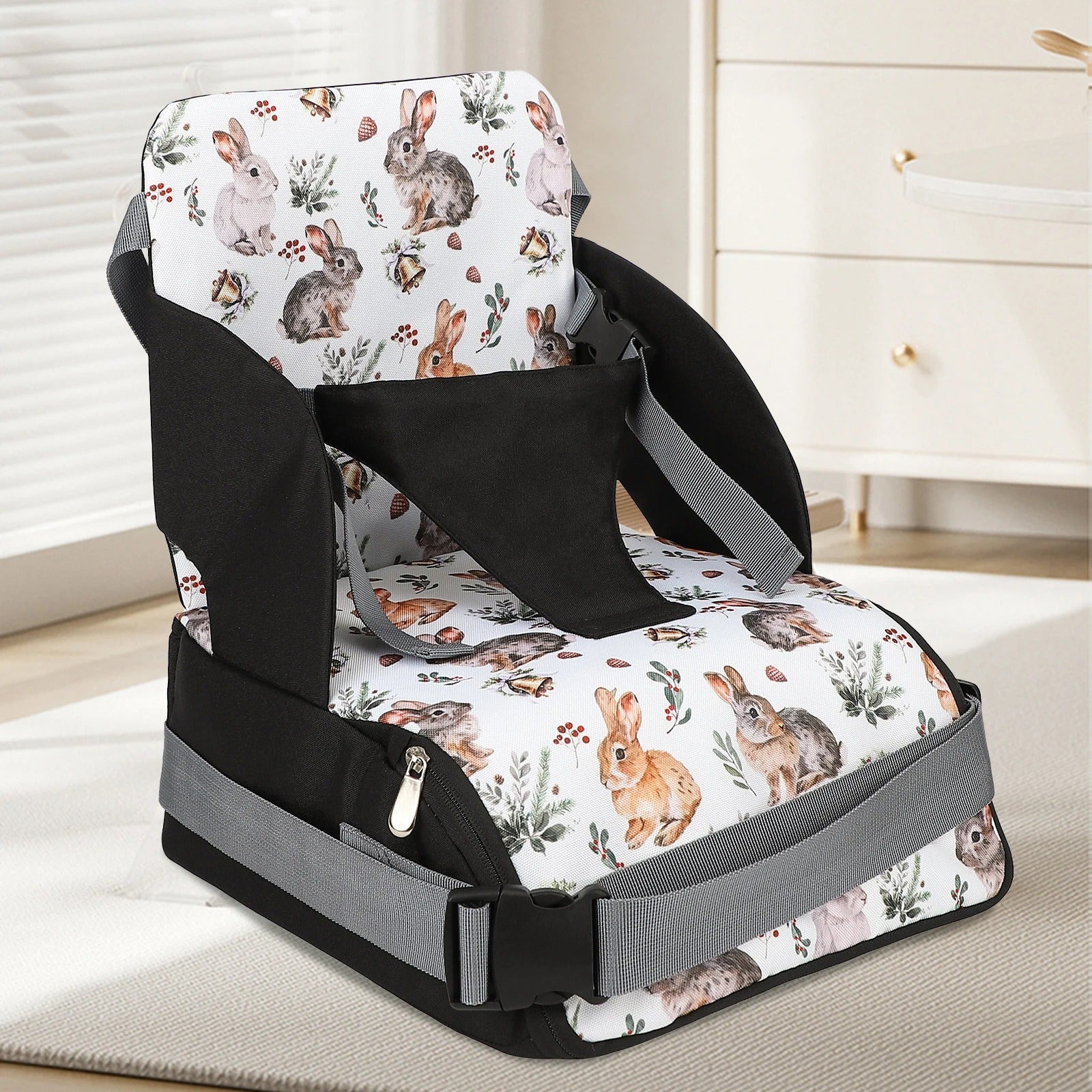 Compartiment de rangement intégré dans un siège de table bébé portable