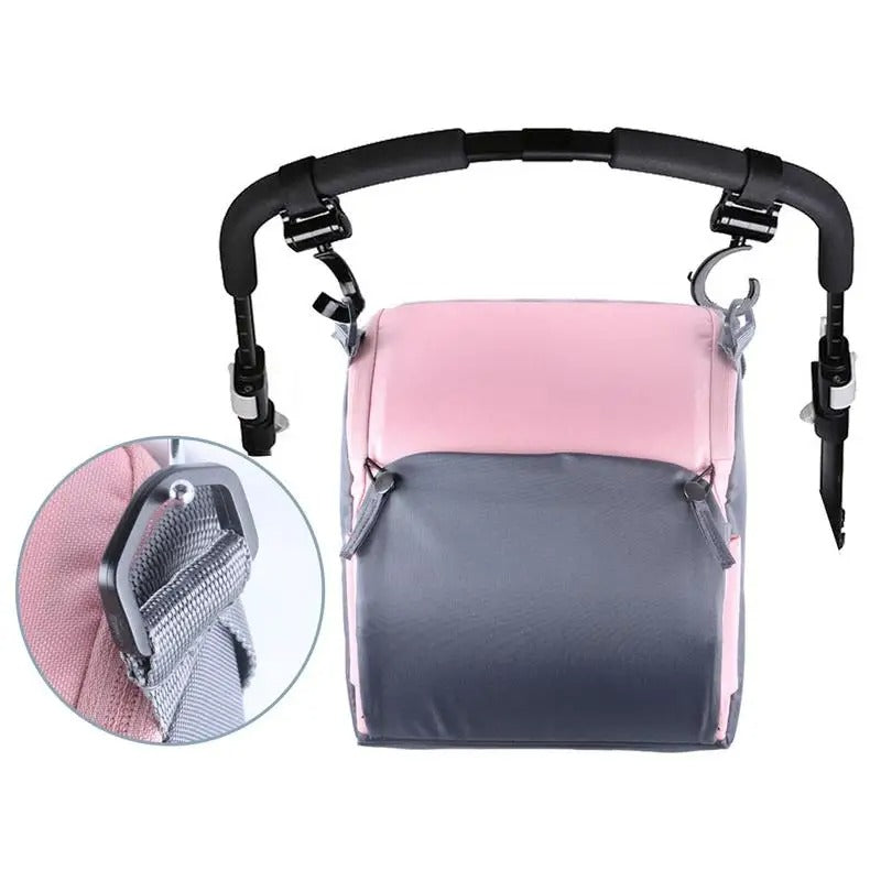 Siège de table mais aussi rehausseur de chaise pour bébé super pratique pour vos déplacements. S'attache très facilement sur la poussette ou se porte en sac à dos