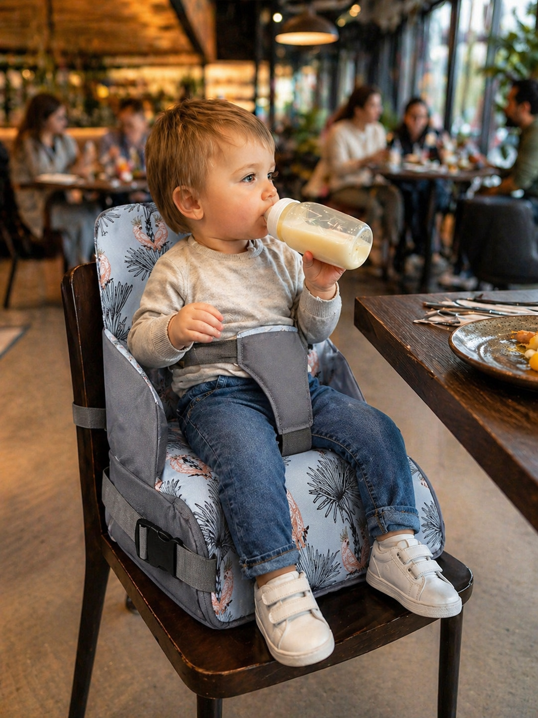 Siège de table bébé portable pliable avec rangement intégré utilisé pour les repas en famille